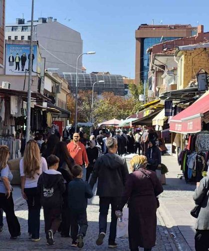 Eskişehir'de güneş yüzünü gösterdi, çarşıda adım atacak yer kalmadı