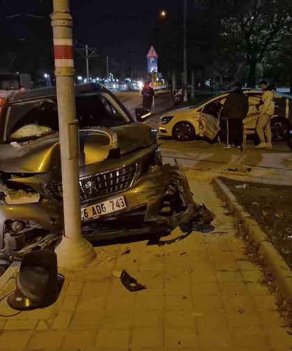 Eskişehir'de iki araç kavşakta çarpıştı: 3 yaralı