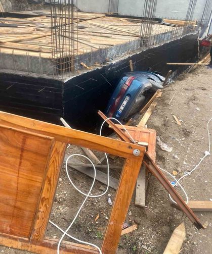 Eskişehir'de kontrolden çıkan otomobil inşaatın temeline uçtu
