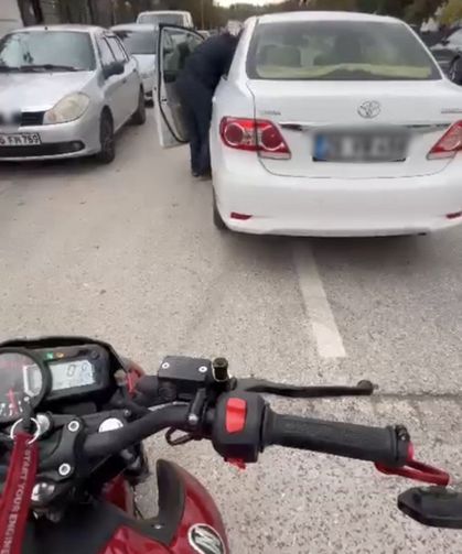 Eskişehir'de motosikletli ile sürücü arasında 'emekli polis' tartışması