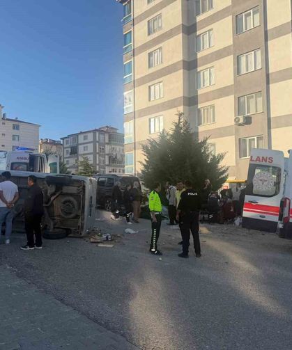 Eskişehir'de otomobil minibüsle çarpıştı: 5 yaralı