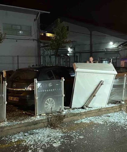 Eskişehir'de otomobil tramvay durağına daldı: 1 yaralı