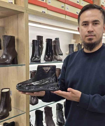 Eskişehir'de soğuk havalarla birlikte kışlık bot satışları hareketlendi