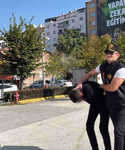 Eskişehir'de zorla tespih satıp para alan şüpheli Ankara'da yakalanarak adliyeye sevk edildi