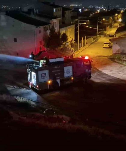 Gençler traktör lastiğini yakarak yangın çıkardı