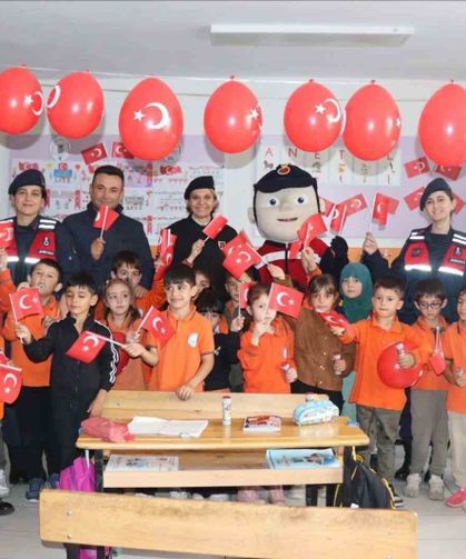 Jandarmadan ilkokula 29 Ekim sürprizi: Miniklerle sınıflar süslendi
