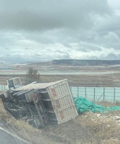 Kontrolden çıkan kamyon şarampole devrildi