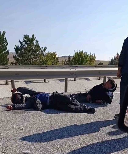 Kontrolden çıkan motosiklet orta refüje çarptı, 2 yaralı