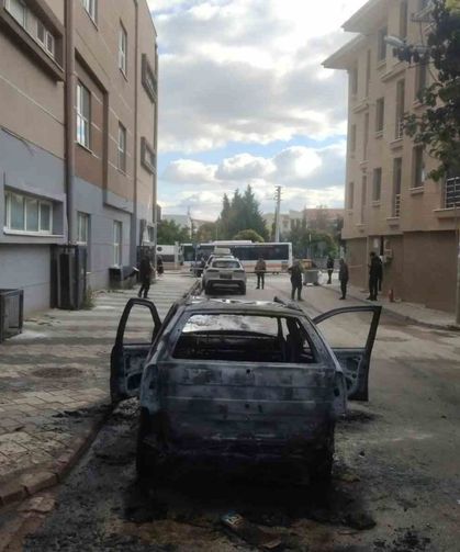 Kundaklandığı iddia edilen otomobil küle döndü