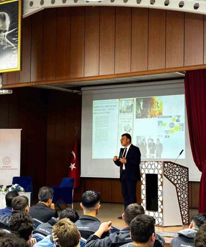 Mezun olduğu okulda öğrencilerle buluştu