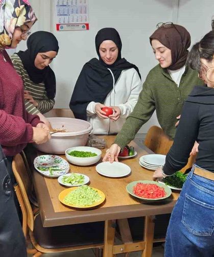 Yurtta kalan üniversiteliler paketli gıda yerine kısır tercih etti