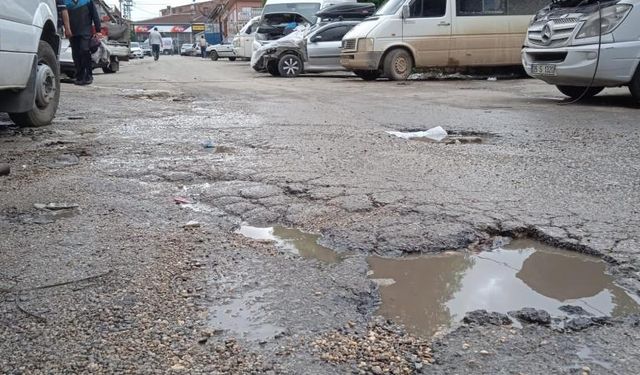 Sanayi esnafı bozuk yollara kalıcı çözüm istiyor