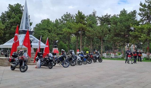 Motosikletli grup 19 Mayıs’ta şehitlikte dua etti