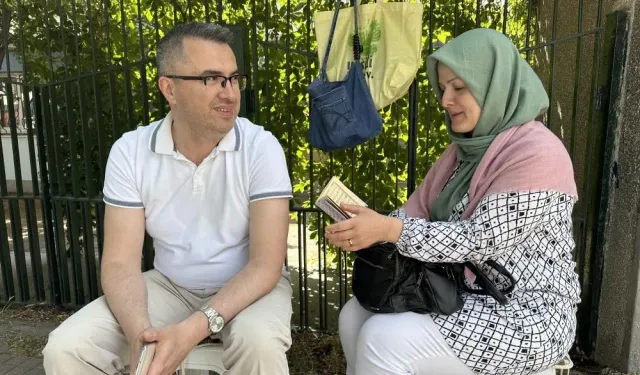 Sınava giren çocuklarını okul kapısında dua ederek beklediler