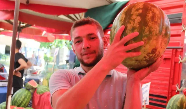 Pazarda yıkanan pazarcı: "Hava sıcak, denize gidemedik böyle serinledik"