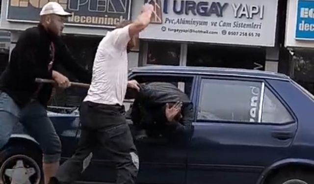 Aracın camından dışarı çıkardıkları sürücüyü böyle darp ettiler (Video Haber)