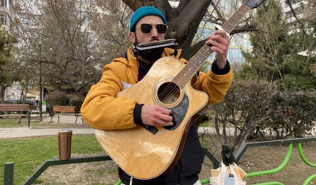 Aynı anda hem mızıka hem de gitar çalıyor - Odin Sarbazi: "Kendimi özgür hissettiğim