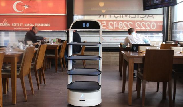 Robot garson "Şef" yaptığı servisle müşterilere farklı bir deneyim sunuyor