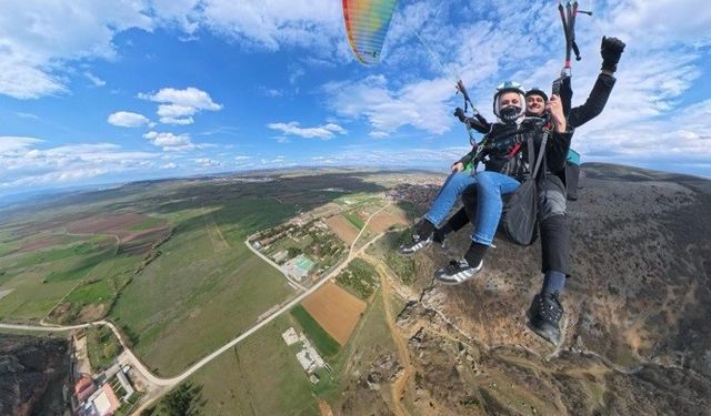 İnönü semalarında hafta sonu yamaç paraşütü keyfi