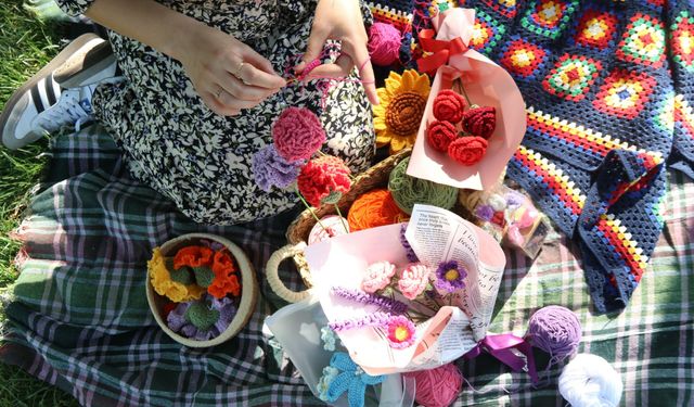 İlmek ilmek işlenen çiçeklerin gerçeğinden tek farkı kokusu