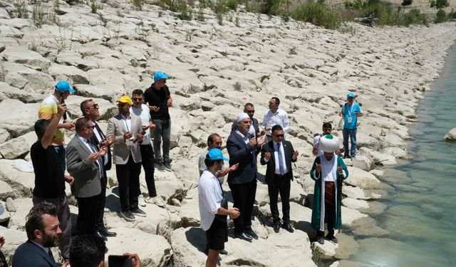 Nasreddin Hoca göle maya çaldı, festival başladı