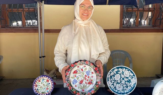 Çini sanatı ile ilmek ilmek işlediği ürünler 950 derece sıcaklıkta pişiriliyor