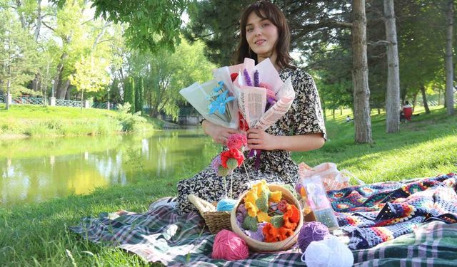 İlmek ilmek işlenen çiçeklerin gerçeğinden tek farkı kokusu