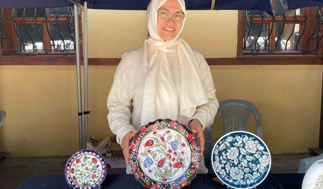 Çini sanatı ile ilmek ilmek işlediği ürünler 950 derece sıcaklıkta pişiriliyor