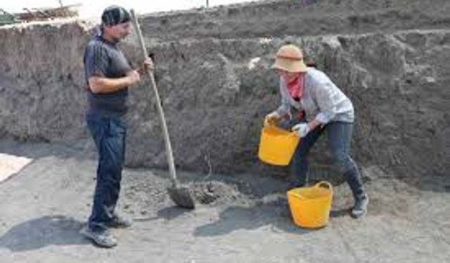 Eskişehir'deki arkeoloji çalışmalarına 3 yıldır gönüllü olarak katılıyor