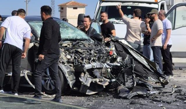 Otomobille kamyonet çarpıştı: 1'i ağır 5 yaralı