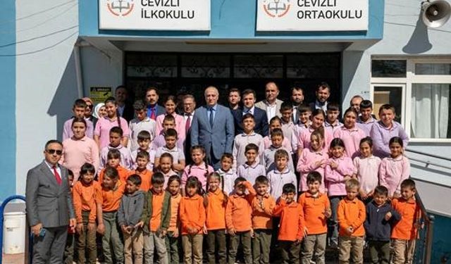 500 öğrenciye okul çantası hediye edildi