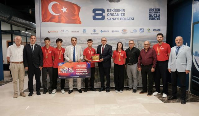 TEKNOFEST Birincileri Ödüllerini Başkan KÜPELİ ve Ekibine Takdim Etti