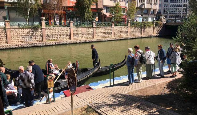 Yaz bitmesine rağmen turistler gondollardan vazgeçmiyor