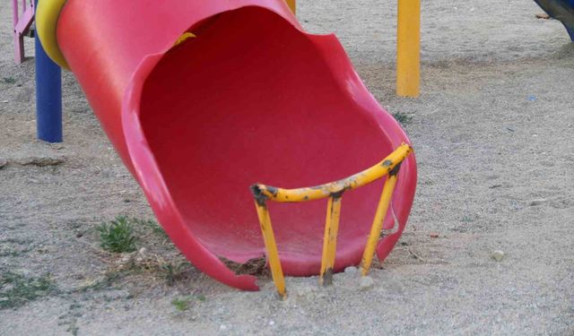 Bu demir korkuluğun kaydırağın bitiminde ne işi var?