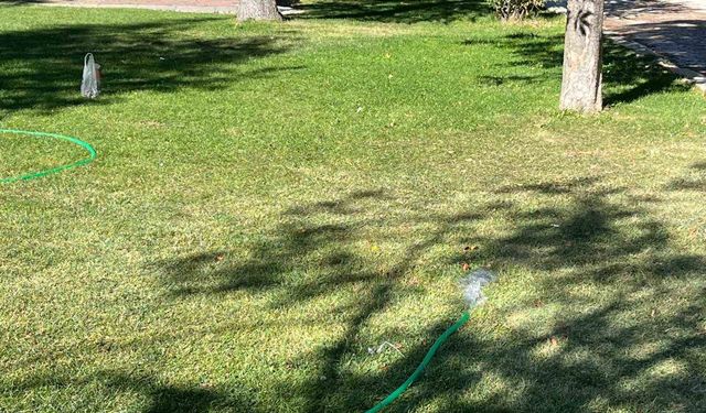 Park sulama hortumundan boşa akan su israfa yol açtı