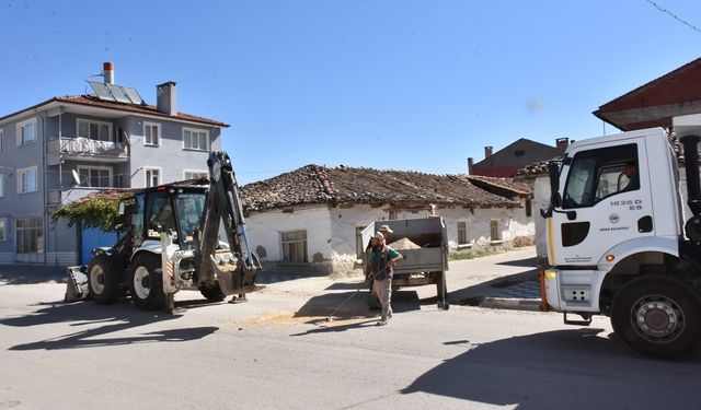 İnönü Belediyesi’nden ilçe içi yollarda bakım çalışmaları devam ediyor