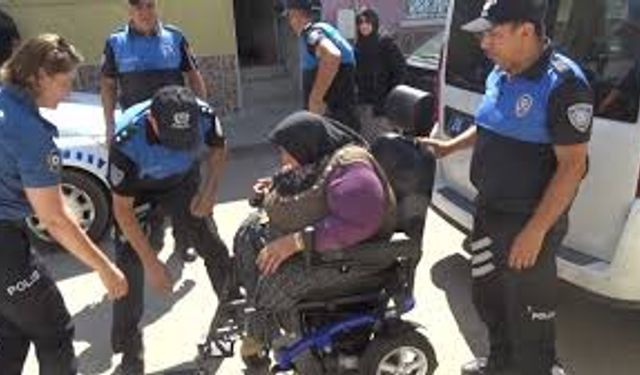 Kırılan tekerlekli sandalyesinin yenisini polis alıp hediye etti