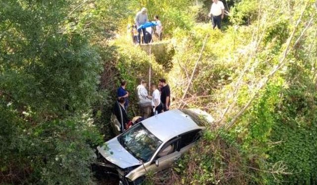Seyir halindeyken tekerleği çıkan araç şarampole uçtu: 1'i ağır 2 yaralı
