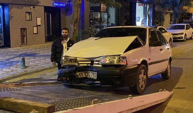 Kaza yapan alkollü ve ehliyetsiz sürücü hasarlı aracıyla poz verdi