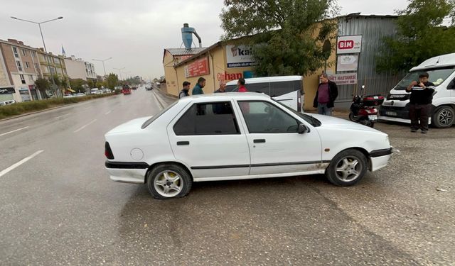 Çaldığı otomobilin patlayan lastiğine rağmen kilometrelerce polisten kaçtı, trafikteki araçlara çarptı