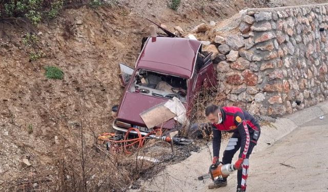 Kayganlaşan yolda lstinat duvarına çarpan otomobilde bulunan karı koca hayatını kaybetti