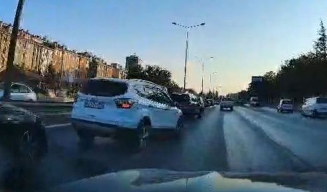 Kazadan dolayı yavaşlayan araca otomobilin arkadan çarpma anı kamerada