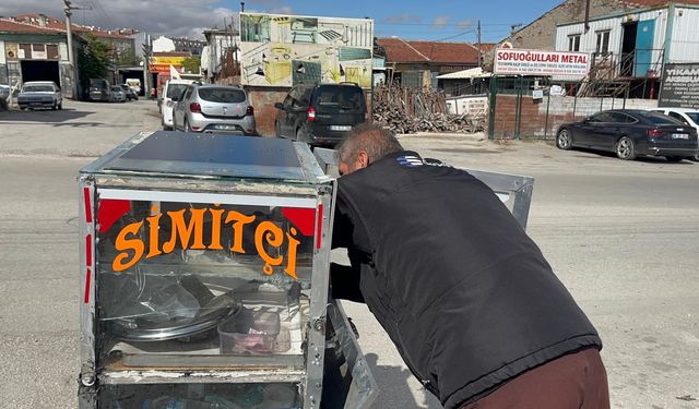 4 çocuğunu simit satarak okutuyor