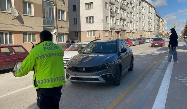  Otomobilin çarptığı yaşlı kadının durumu ağır