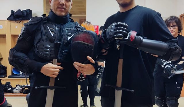 Video oyunu merakı baba-oğlu kılıç sporunda buluşturdu