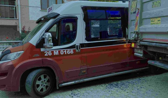 Tır ile minibüsün çarpıştığı kaza maddi hasarla atlatıldı