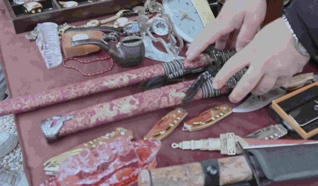 Japon kılıçlarından Osmanlı saatlerine birçok ürünün bulunduğu antika tezgahına yoğun ilgi