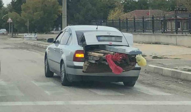 Bagajı kereste dolu araç trafiği tehlikeye attı