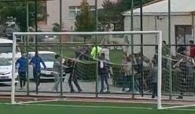 Amatör Futbolcunun bıçakla taraftarın üzerine yürüdüğü iddiası