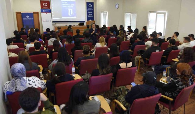 Anadolu Üniversitesi EMYO’da öğrenciler kariyer yolculuklarına hazırlandı